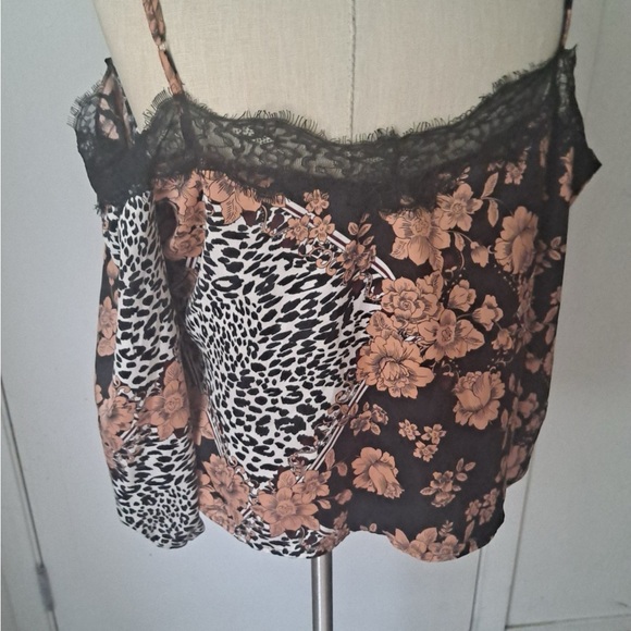 Guess off the shoulders top - Picture 1 of 3